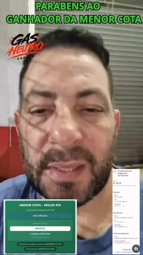 Ganhador da menor cota anunciado com o comprovante da premiação.